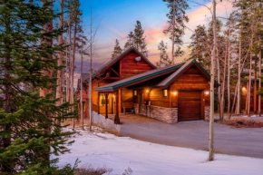 Camber by AvantStay Cozy Chic Cabin w Hot Tub